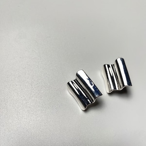 Nothing And Others【ﾅｯｼﾝｸﾞｱﾝﾄﾞｱｻﾞｰｽﾞ】Wave square Earring / C42210042(SILVER).