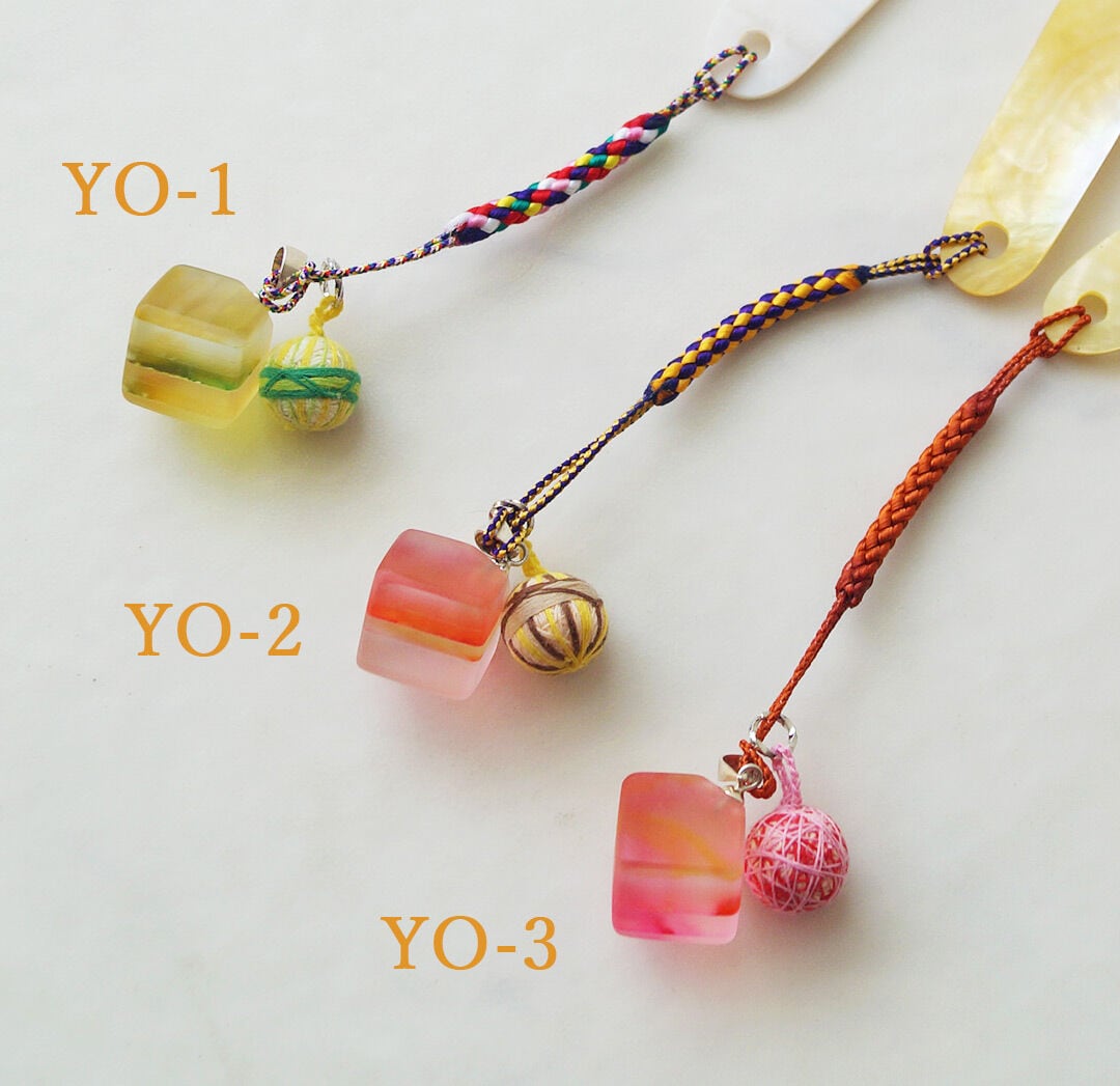 【根付け】860 積層キューブ×ミニ小鞠の根付け 「イエロー・オレンジ系」