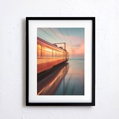 湖を走る電車｜静寂の湖面を駆け抜ける幻想的アートポスター｜ミニマル空間を美しく彩る現代アート｜額縁A4ポスター