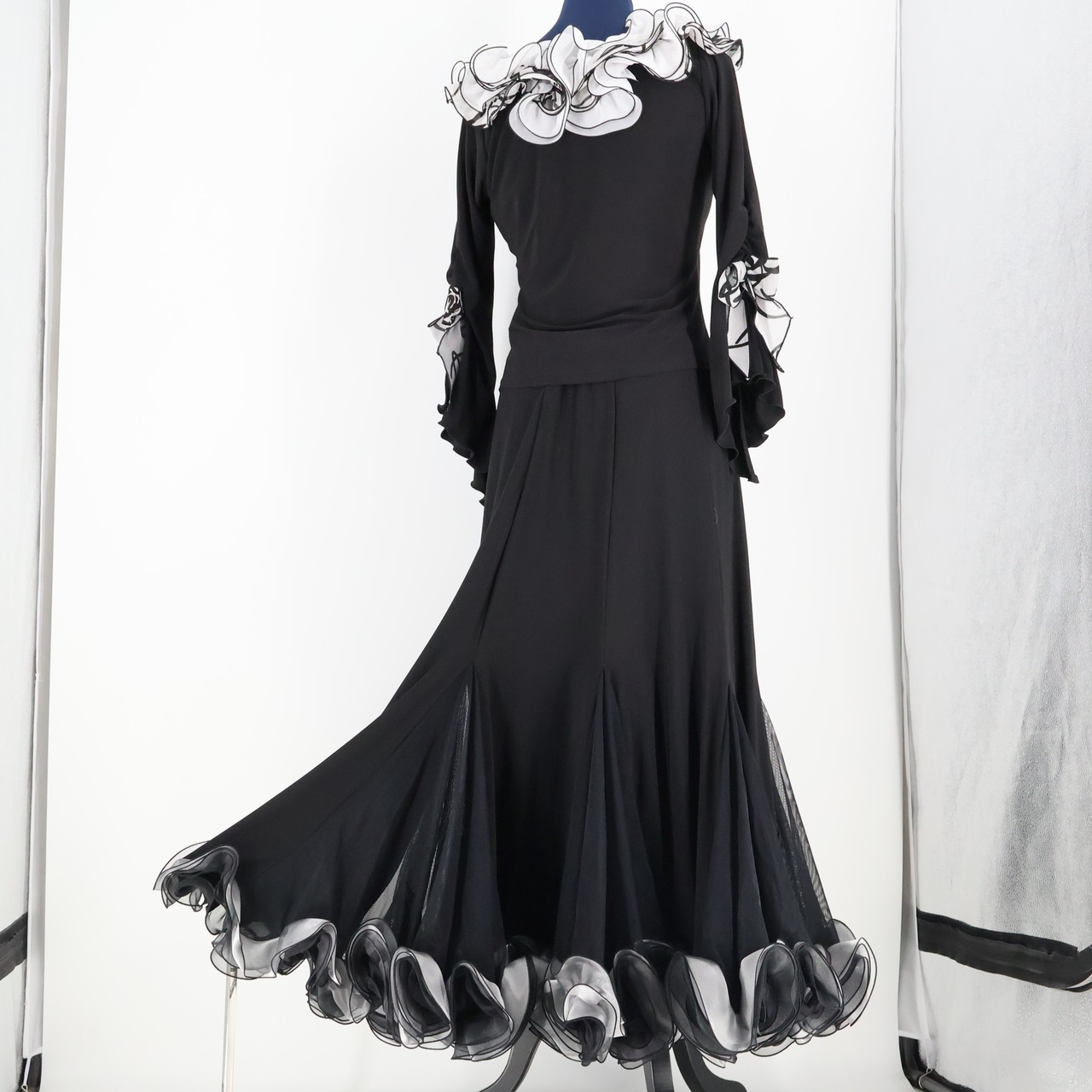 【美品 日本製 社交ダンス衣装】ブラック Gigot Prestage ジゴノンプレステージ 上下セット フリル レース パーティ 黒 練習着 フォーマル フリルデザイン エレガント 上下セット おしゃれ 伸縮性 背面ファスナー 11号サイズ L表記 華やか総丈 高品質 着心地 抜群 動きやすい