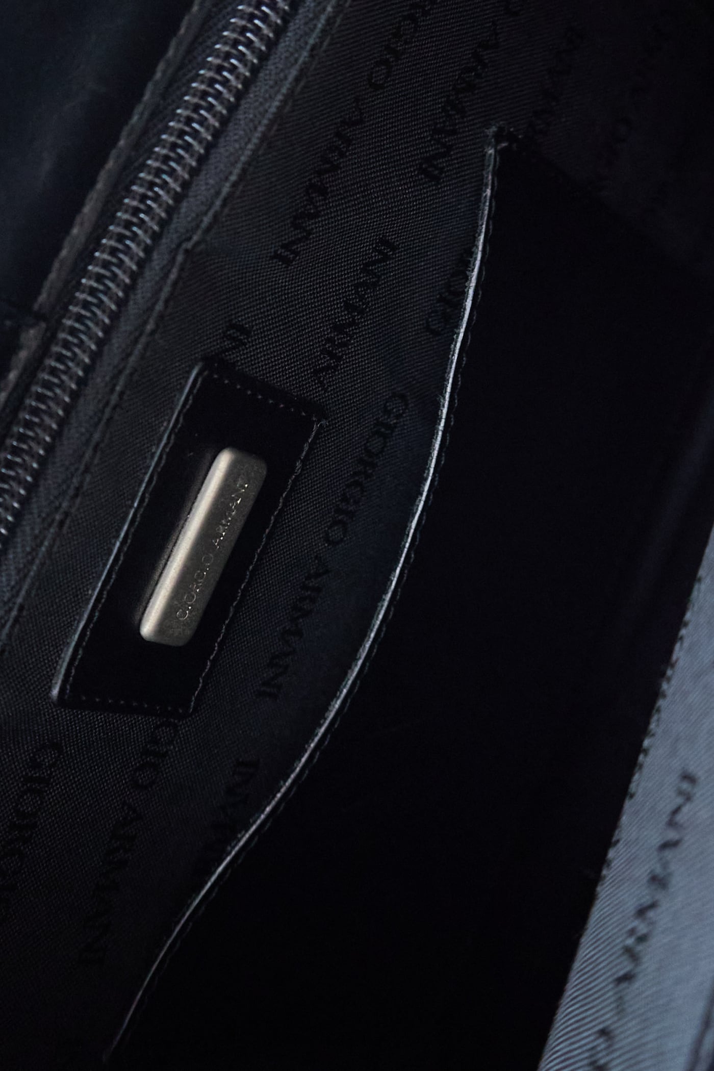 GIORGIO ARMANI BLACK LEATHER HAND BAG | Reben｜デザインという文脈