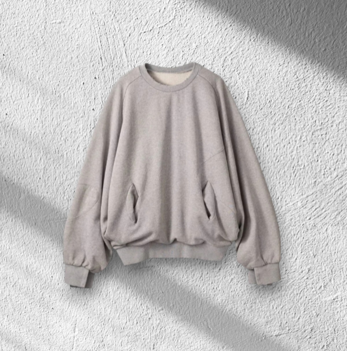 Knuth Marf（クヌースマーフ）panelled volume sweatshirt(unis／ビー