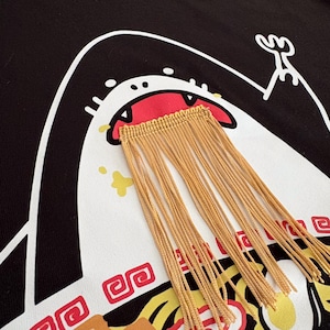 【KIDS 150サイズ】　I LOVE RAMEN!!! – SLURP SHARK 叫べ！ラーメン愛！！ 大人気！【ラーメン大好き!!】 サメTシャツ　 フリンジ刺繍ラーメン麺 シャークT