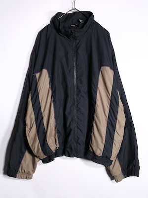 switching design over wide silhouette jacket