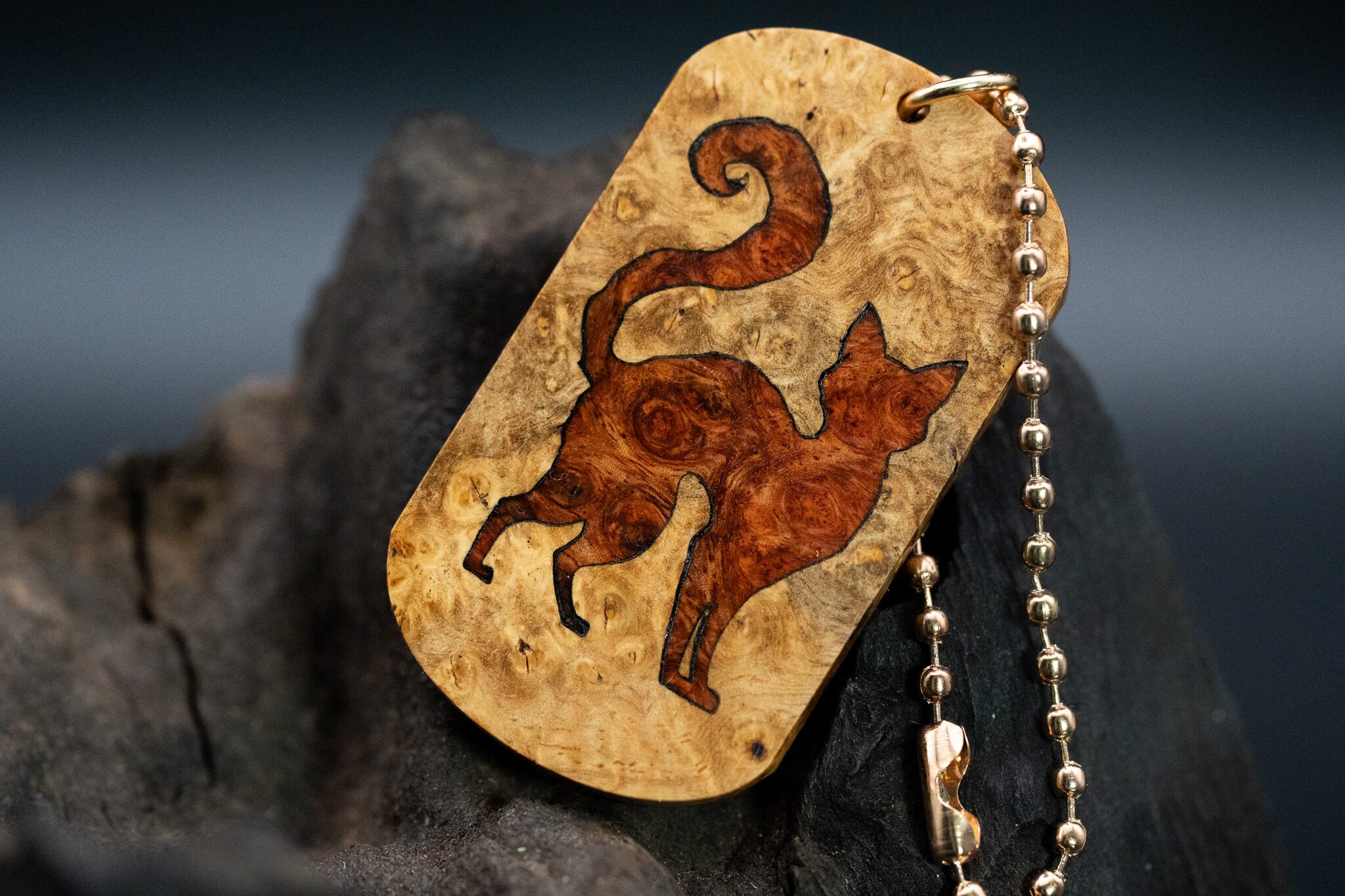 【朱色の銘木】 本花梨瘤 ドッグタグ 象嵌 探る視線