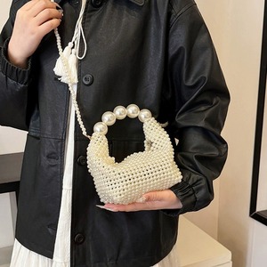 バッグ カバン レディース ショルダー ハンドバッグ 斜めがけ 肩がけ 手持ち ミニバッグ ミニ 小さい スクエア 四角 パール かわいい 大人可愛い きれいめ シンプル カジュアル 上品 お洒落 こなれ感 ラブリー キュート ガーリー エレガント 主役級 存在感 抜け感 華やか フェミニン デート お出かけ パーティー イベント お買い物 女子会 休日 カフェ 合コン 高見え 格上げ モテ インスタ映え 10代 20代 30代 春 夏 秋 冬 オールシーズン シルバー 銀色 白 黒 ホワイト ブラック