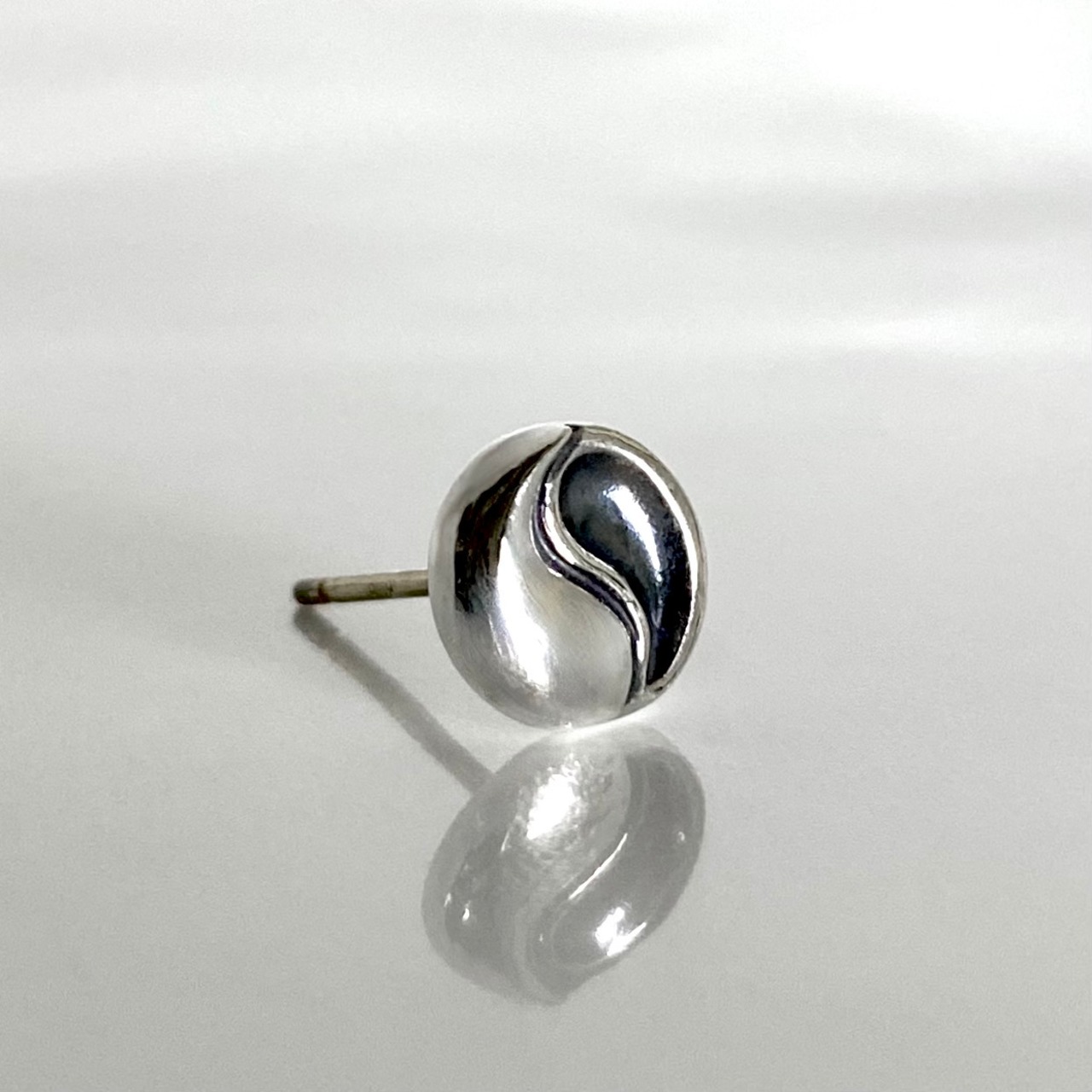YIN YANG STUD / イン＆ヤンピアス