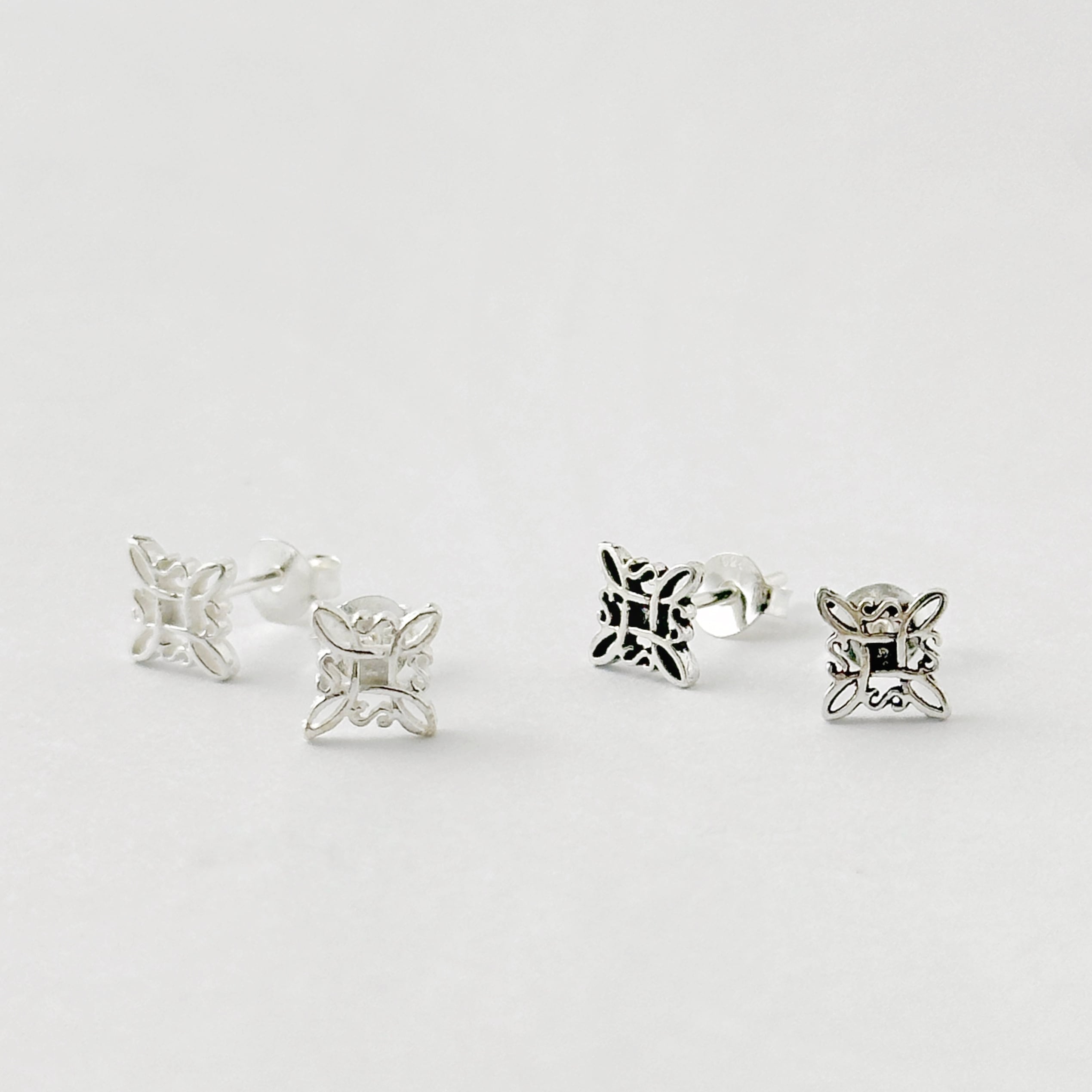 ヒシガタ フラワー スカシ フレーム スタッド ピアス