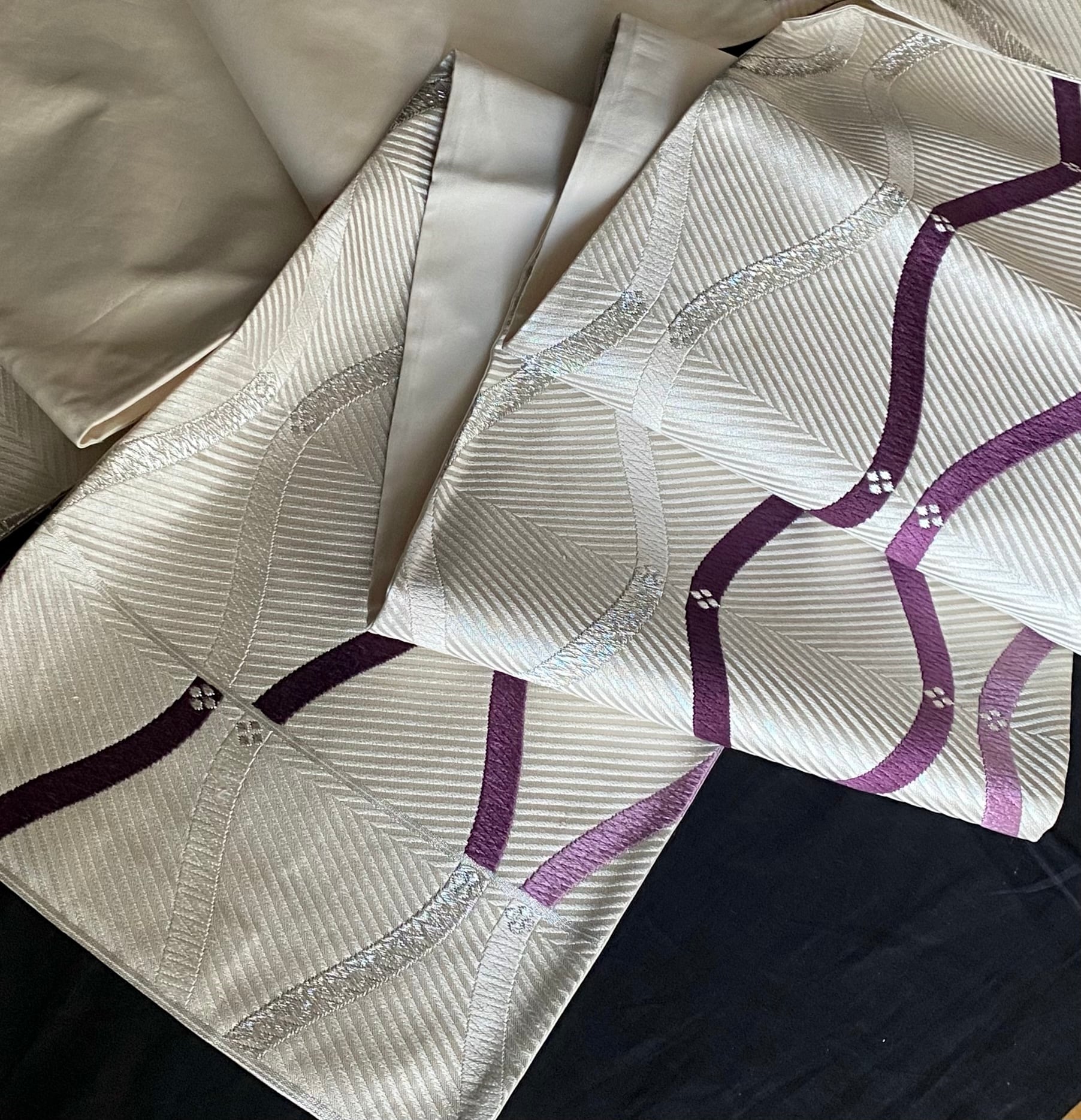 白の洒落袋帯〉 織り出し 銀糸 紫 古典紋様 気品 スタイリッシュ