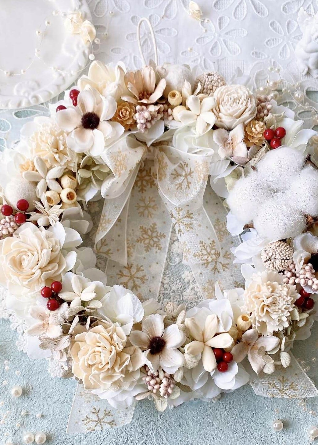 【WR-006】ホワイトスノーのやさしい冬リース｜ふんわり心を包むクリスマスギフト｜雪の結晶リボン付き・アイボリー×ドライフラワー・壁掛け/インテリア・贈り物におすすめ