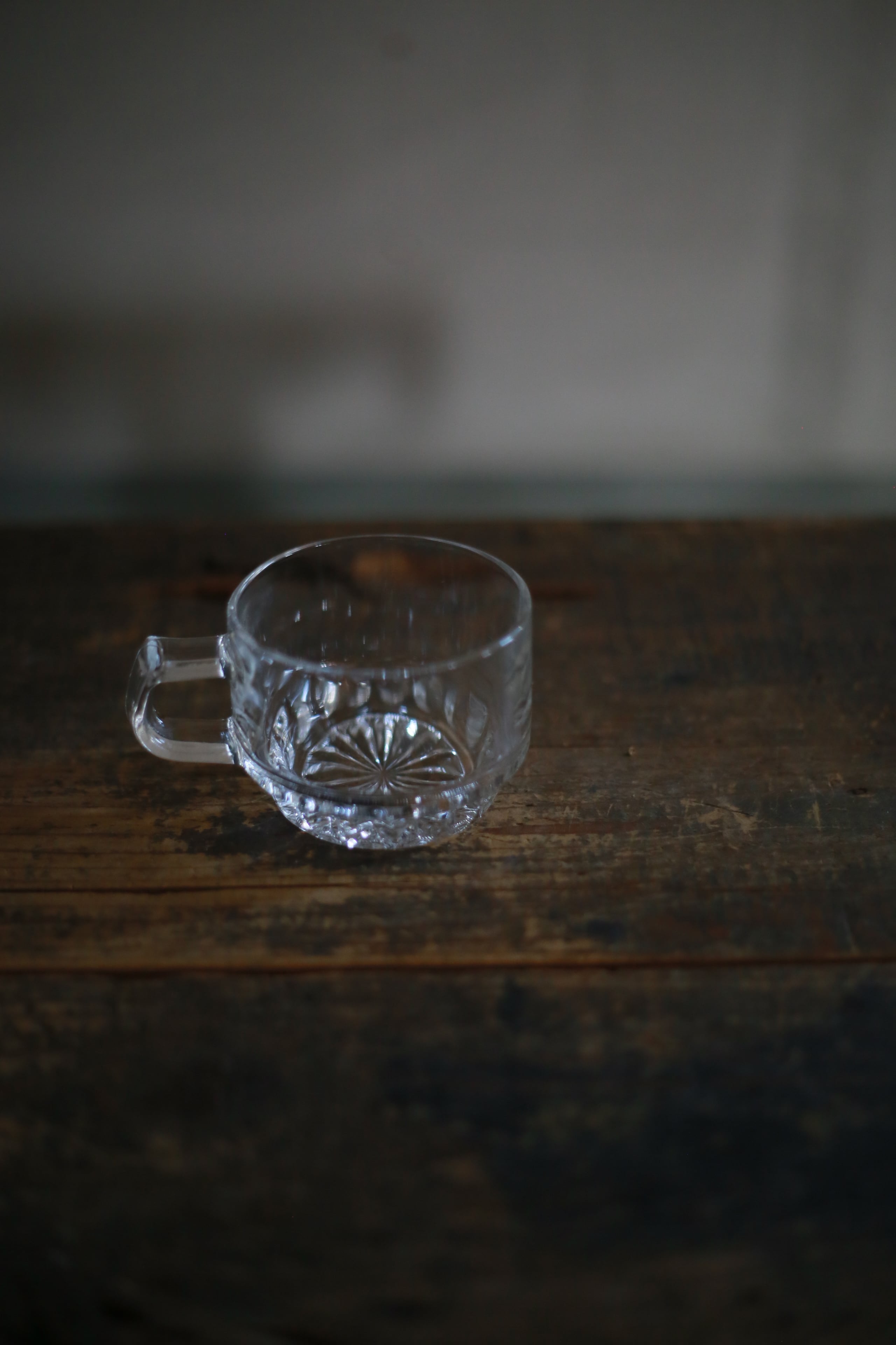 古い国産のガラスカップ