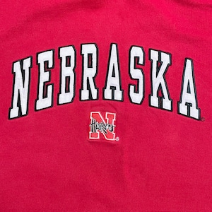 【tis】カレッジ NEBRASKA HUSKERS ネブラスカ大学 ハスカーズ 刺繍ロゴ アーチロゴ フットボール パーカー フーディー プルオーバー ビッグシルエット オーバーサイズ 極太アーム 裏起毛 赤 US古着