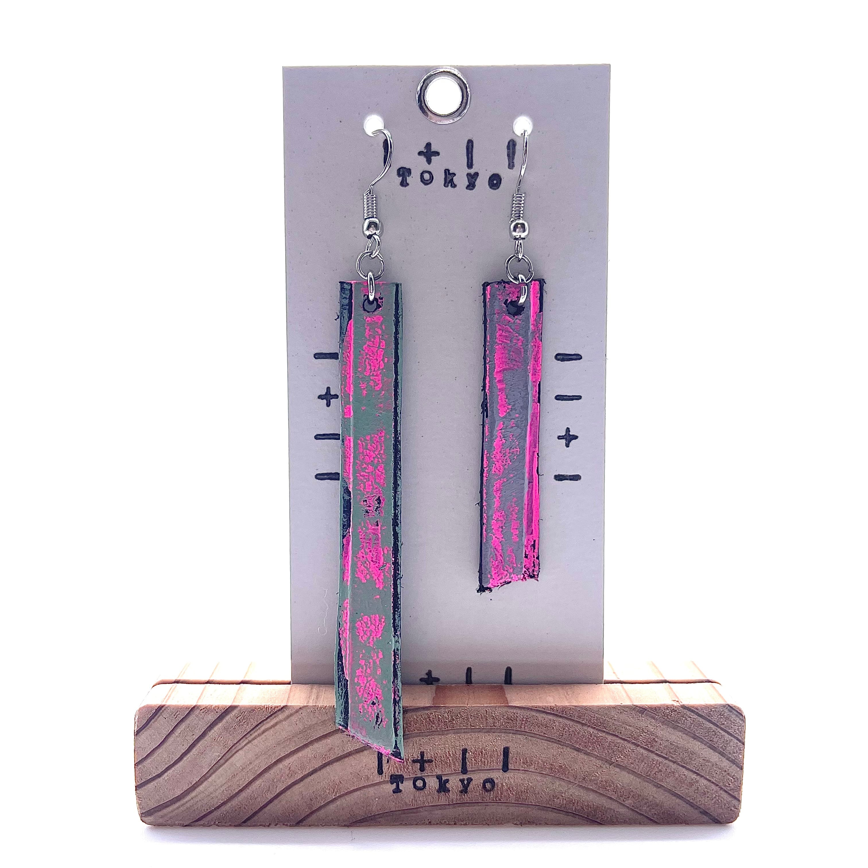 革ピアス　アシンメトリータテライン　本革