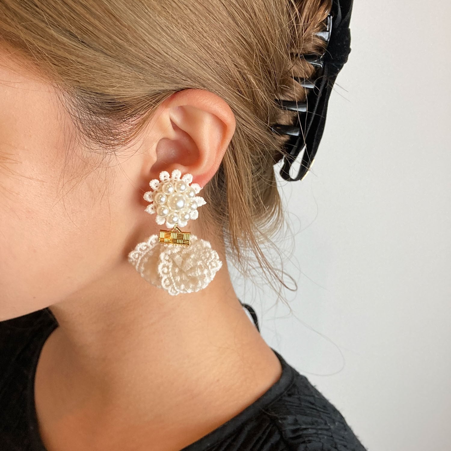 お花とレースのホワイト〈ピアス/イヤリング〉 | Dua-アクセサリー お花とレースのホワイト〈ピアス/イヤリング〉 | Dua-アクセサリー