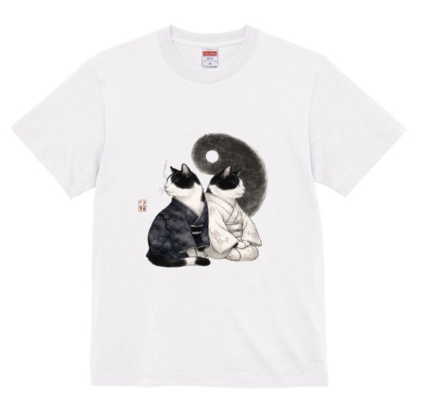 「陰陽に佇む、江戸白黒猫 」 Tシャツ 半袖 /"Edo-era black and white cat standing in the yin and yang" T-shirt (short sleeve)