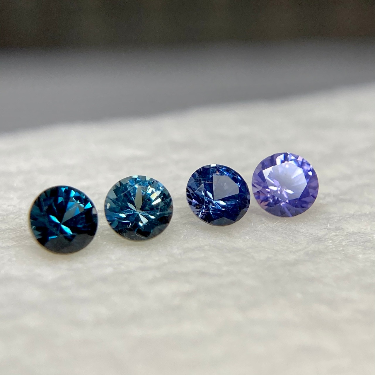 [抽選販売] 4色スピネル　ラウンドカット　約2.9mm　No.29-6