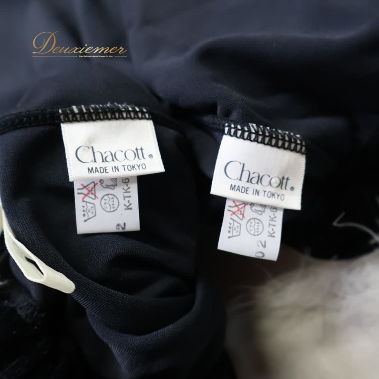 社交ダンス 衣装 Chacott チャコット ツーピース セットアップ 上下セット ブラック系 黒 白 日本製 トップス スカート 羽織り ファー 羽根 ベロア 高級感 短め ショート丈 かわいい ダンス衣装 イベント ステージ パーティー ホワイト系
