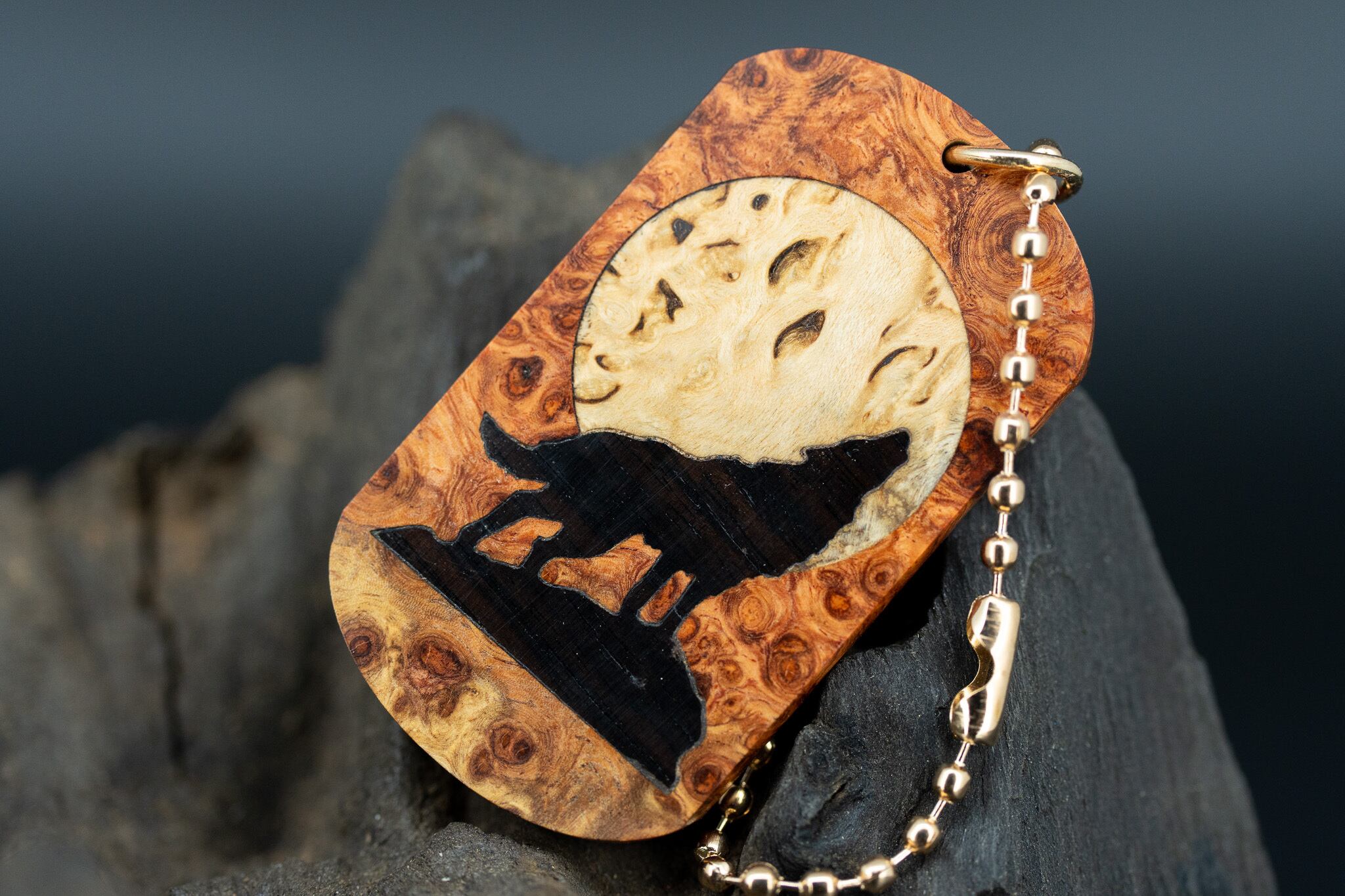 【朱色の銘木】 本花梨瘤 紅白 ドッグタグ 象嵌 月と狼