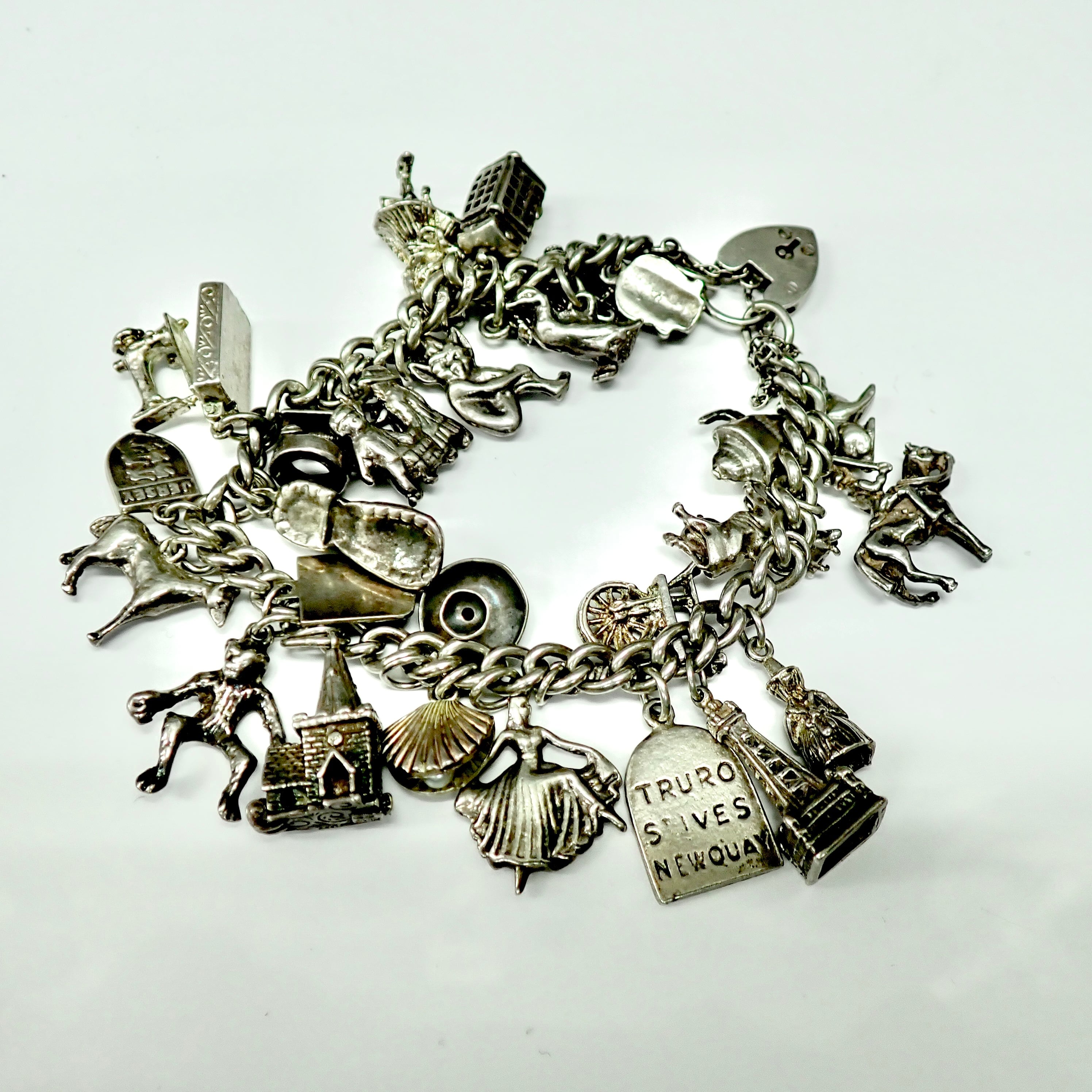 イギリス ブリティッシュ ヴィンテージ ラッキーチャーム ブレスレット SV925 1955年 バーミンガム チャーム28個 〜過去の思いを引き継ぐラッキーチャーム付きブレスレット〜 DBT00017