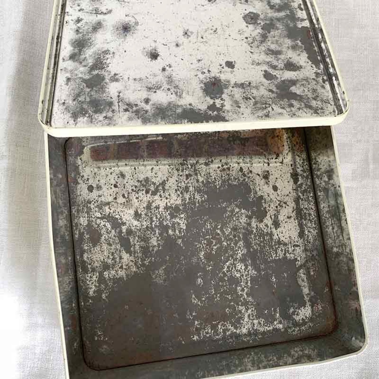 お菓子缶　ヴィンテージ缶　靴屋さん　Massily　ビスケット缶  12otcj25-2