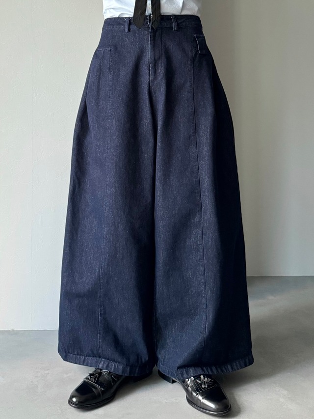 center seam wide tuck denim / indigo blue