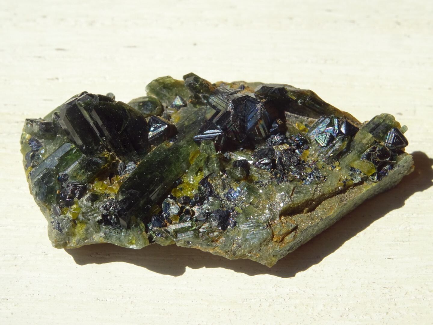 アフガニスタン産エピドート＆マグネタイト | 虹石屋