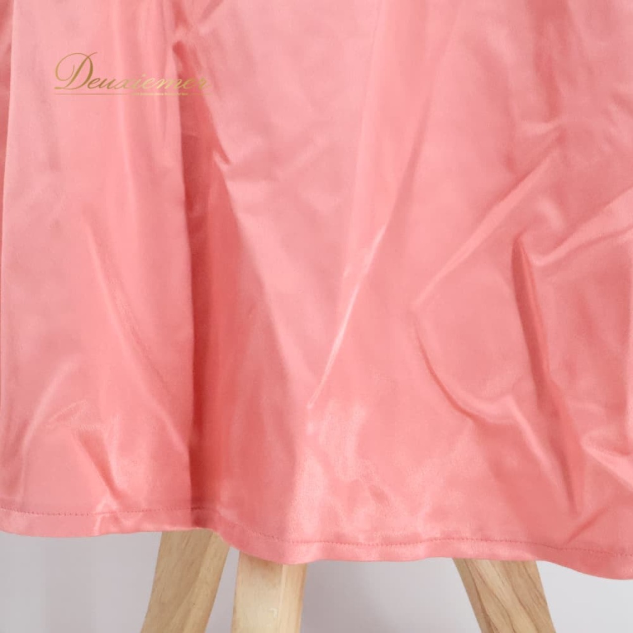 フラダンス 衣装 CC Fashions CCファッション ワンピース ドレス ピンク系 ハワイ製 ワンカラー 無地 光沢 フリル 上品 きれい 高級感 かわいい 華やか 鮮やか 明るい ハワイアン アロハ フラ ダンス レッスン 練習 フラワンピース
