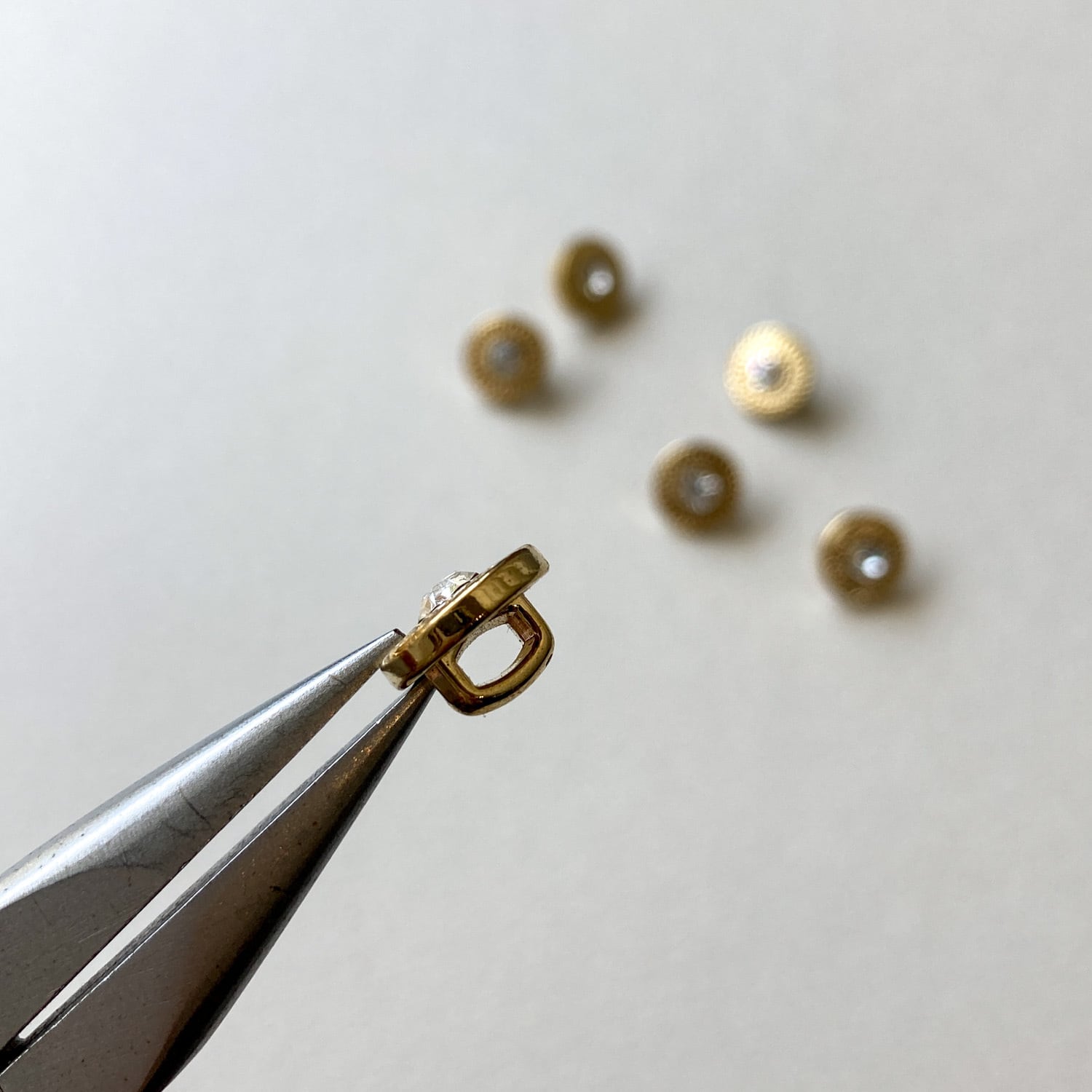 再入荷〉ビジュー付ギザギザ模様縁ラウンドボタン（10mm） | Dua