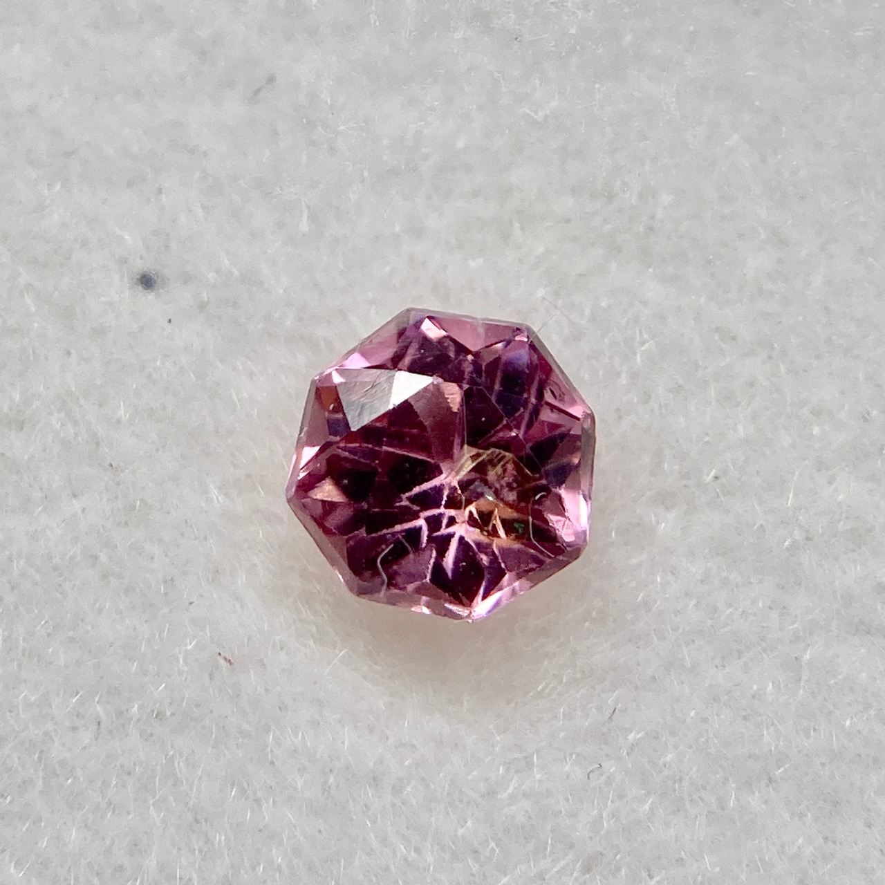 お花みたいなスピネル 訳あってお買い得 赤系 約4.8mm r-0210