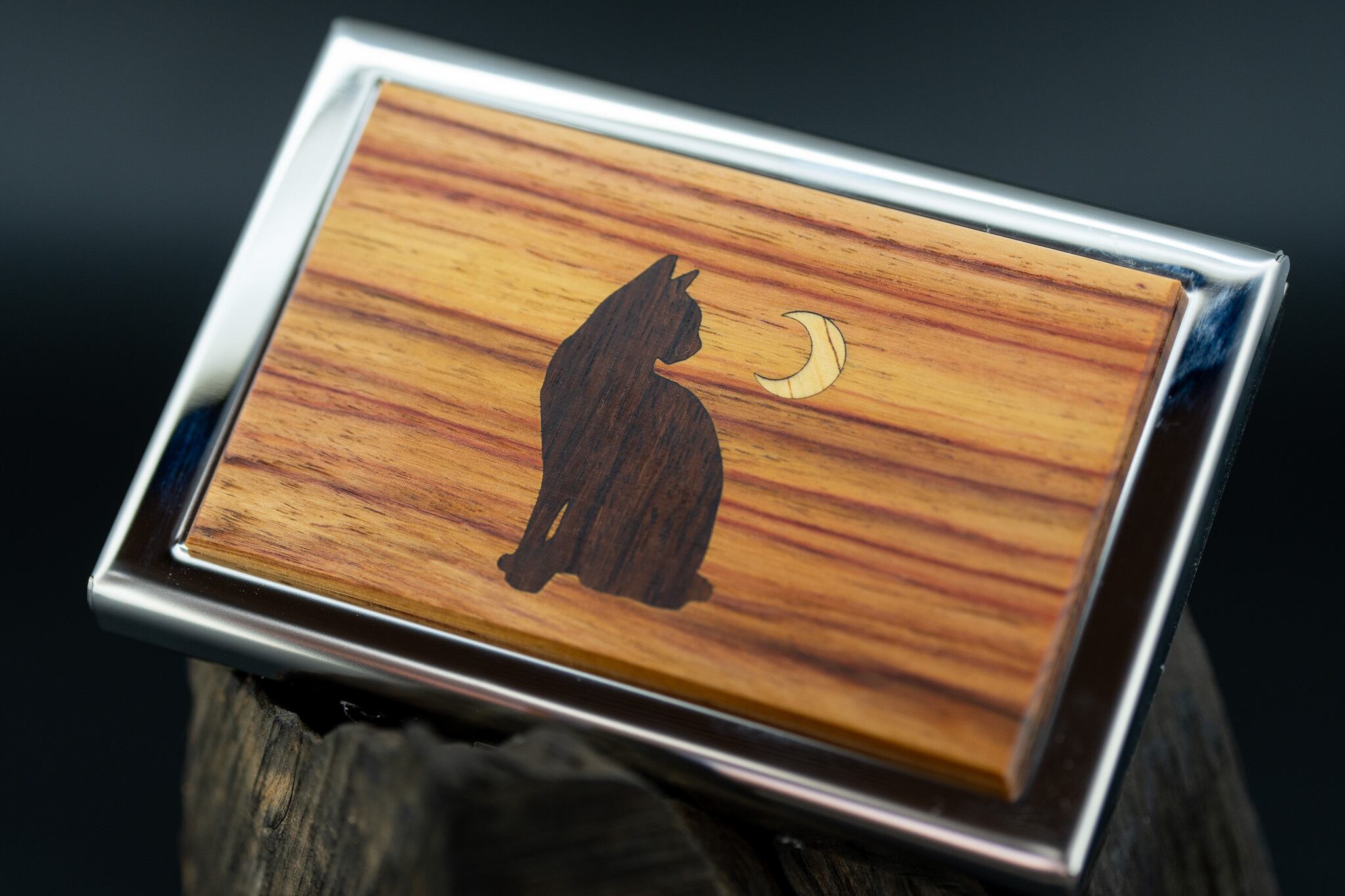 【 木材の女王】チューリップウッド カードケース silver 優雅に座る猫 象嵌