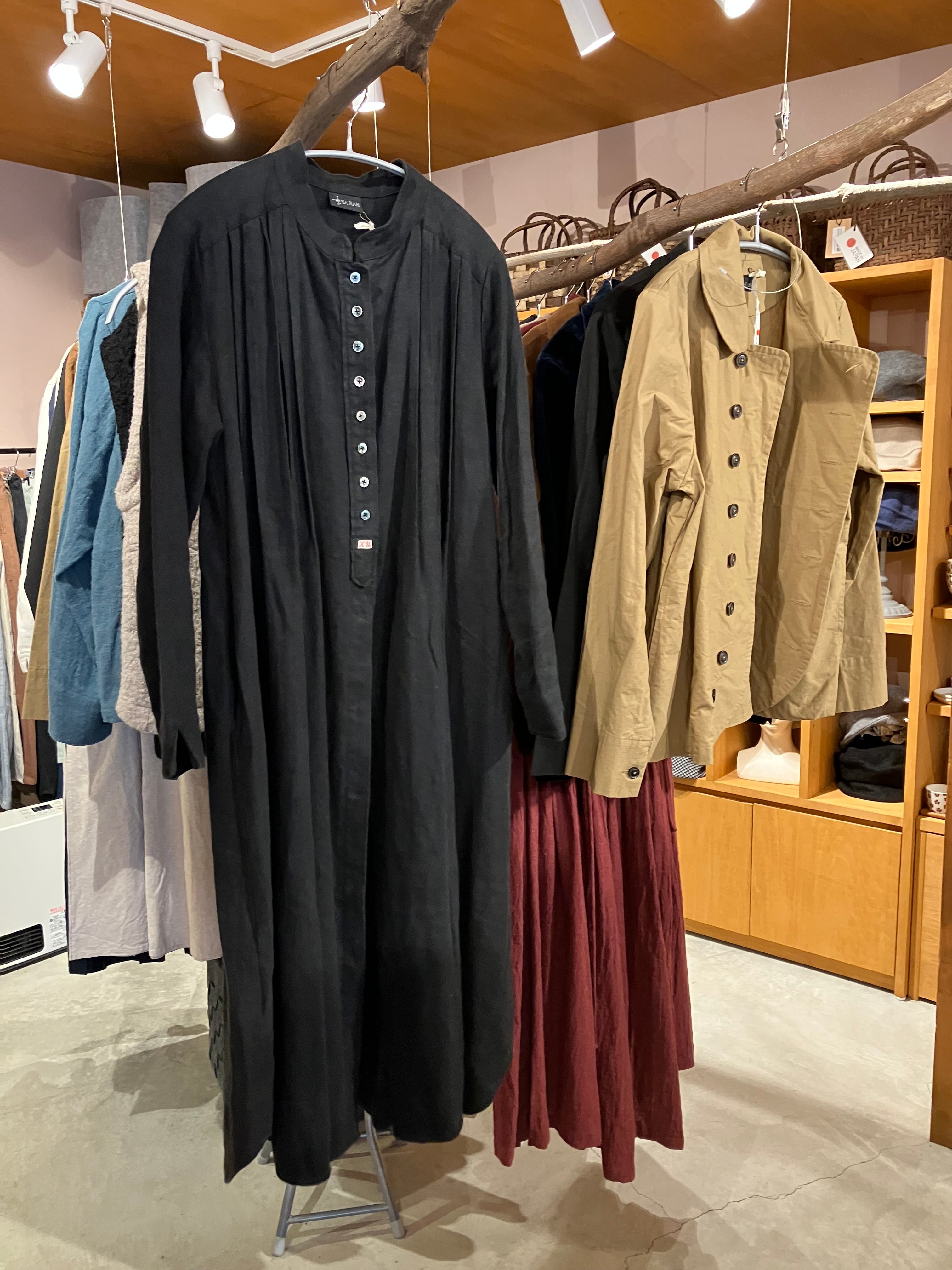 スタンドネックピンタックワンピース 長袖 起毛リネンブラック Sa-Rah