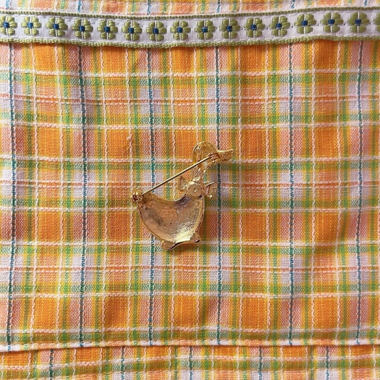 pearl ribbon duck brooch