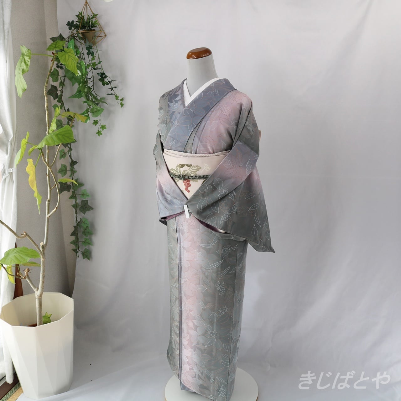 正絹紬袷   グレーと薄いふじ色  縦柄   しつけ糸