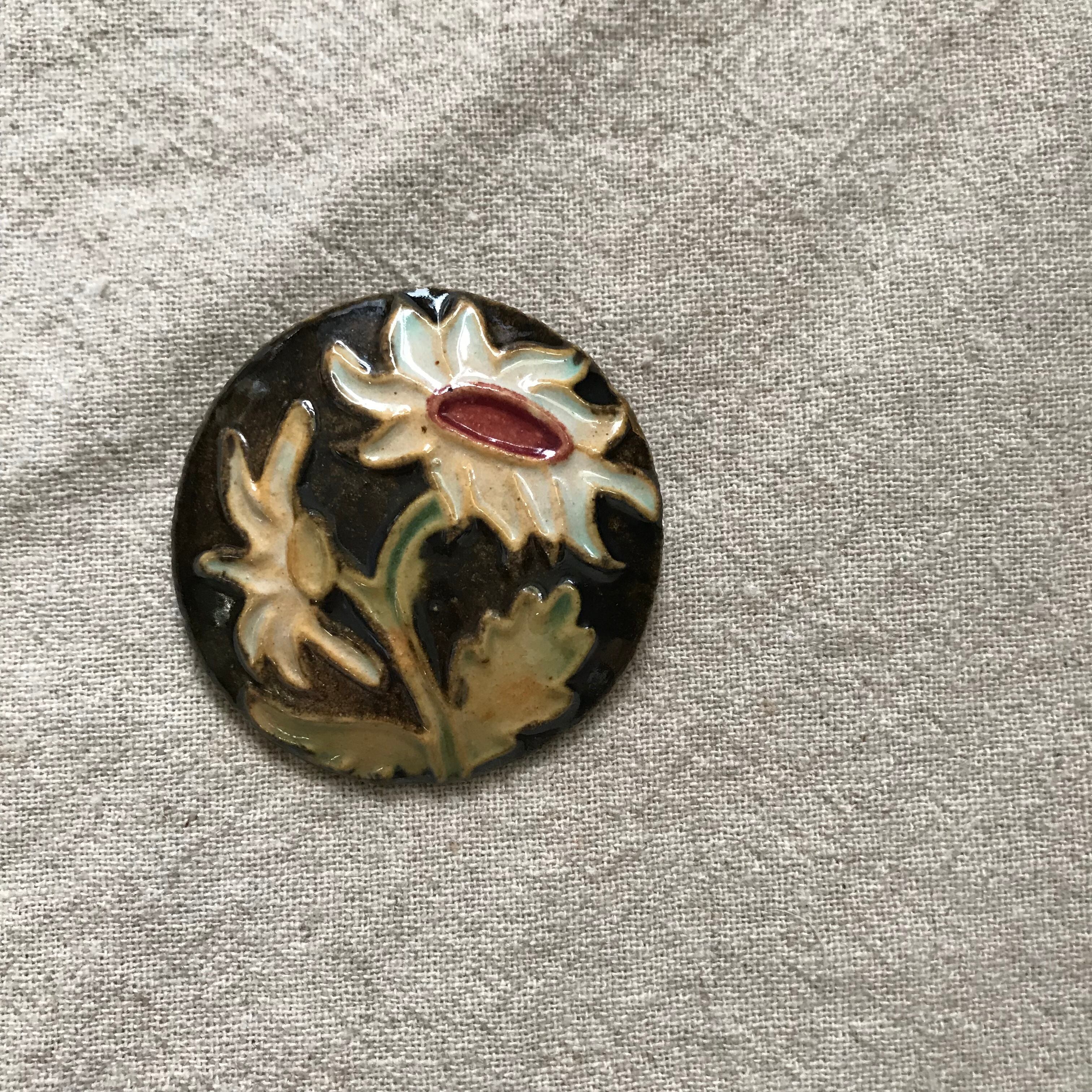 陶器のお花のブローチ