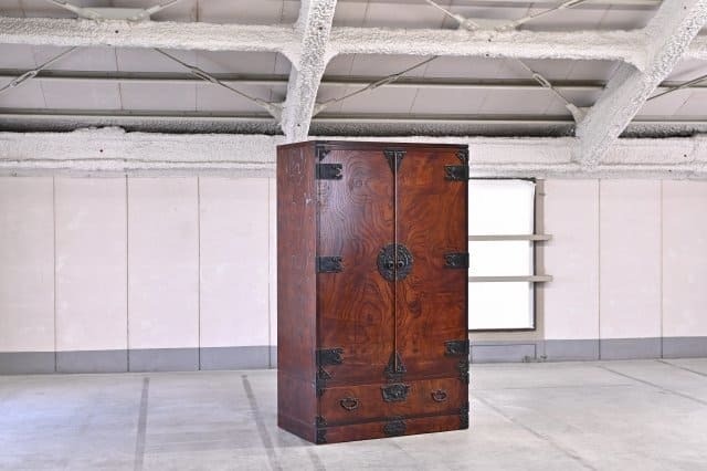 岩谷堂箪笥 54万「3みちのく2号」欅材 南部鉄器金具 鏡付き 収納家具 ワードローブ 和家具 伝統民芸家具 職人 ケヤキ 寝室 洋服タンス【中古家具/中古インテリア/USED家具ユーズド家具/リサイクル】