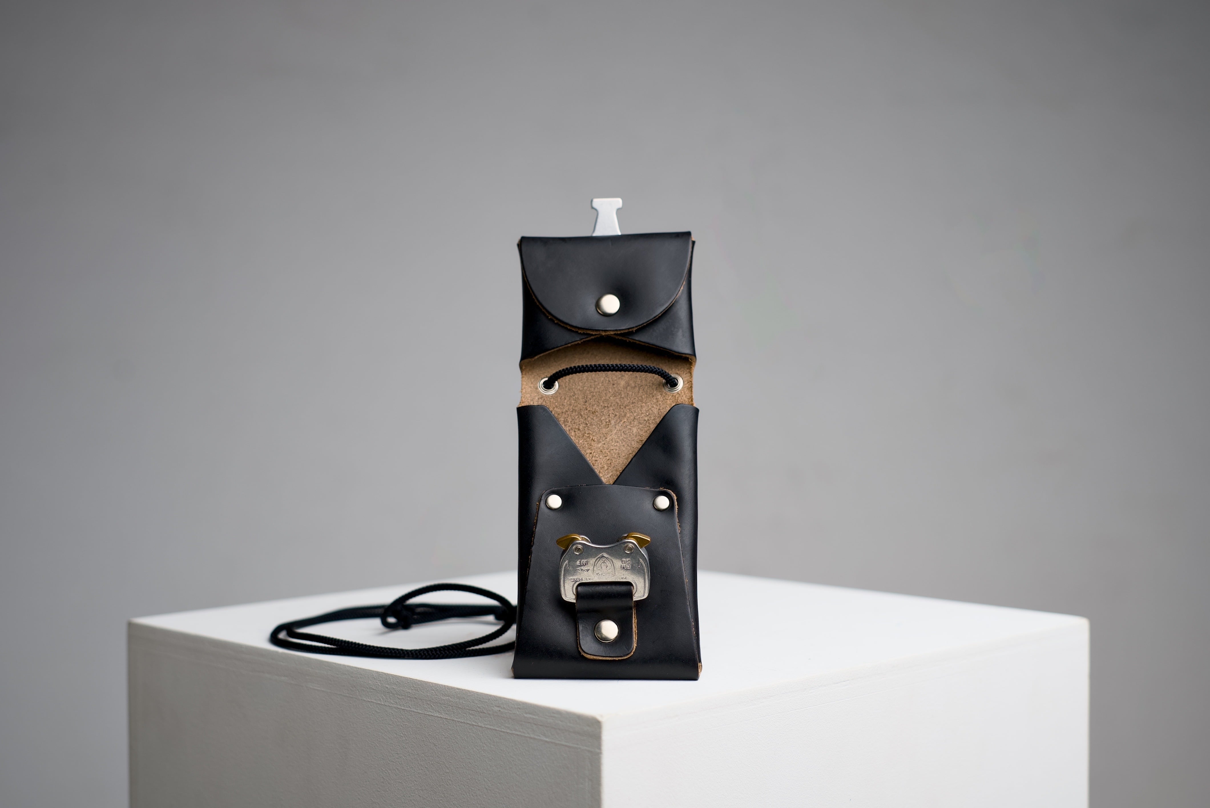 buckle wallet “micro” with adjustable string black | JET STOCK