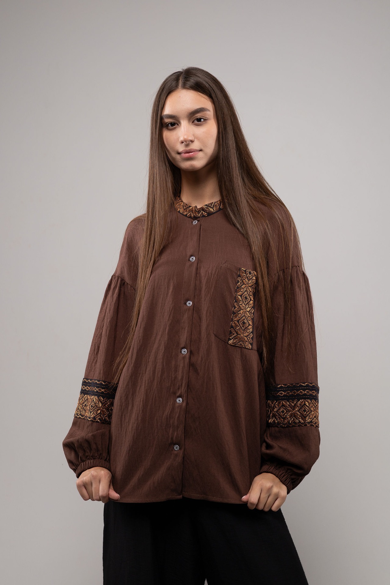 ウクライナ刺繍ヴィシヴァンカ グラージュ・ニジンカ（平行縫い）　シルク手刺繍　シャツ　麻　レディース・フリーサイズ - 14