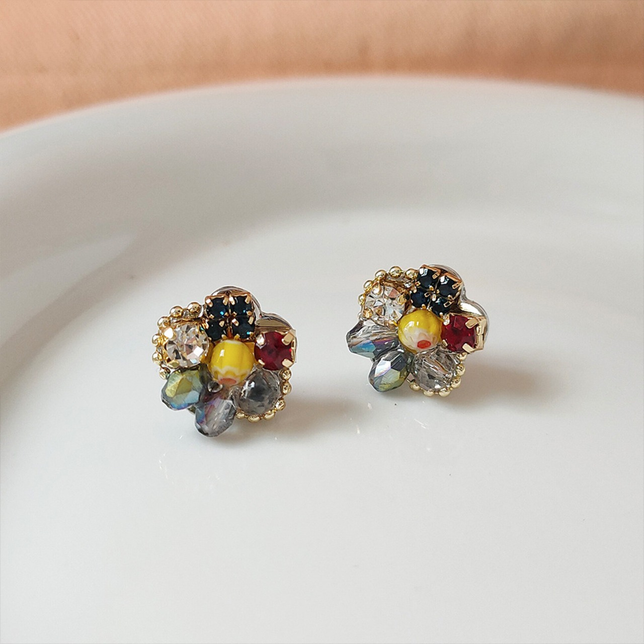 色とりどりフラワーピアス クリスタルピアス お花ピアス カラフルなラインストーンで気分も華やか ビーズ レディース プレゼント 普段使い お出かけ パーティー 二次会 x