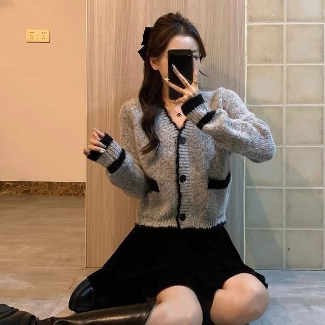 V-Neck Contrast Trim Floral Knit Cardigan