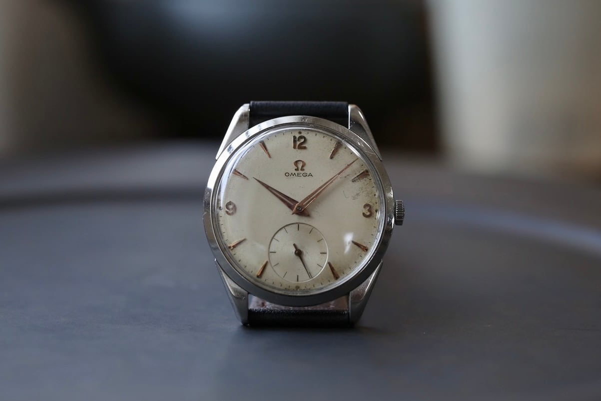 OH済 オメガ 30mmキャリバー サンレイ 飛びアラビア ドルフィン針 手巻き アンティーク時計入門に オメガ「30mmキャリバー」｜THE NIKKEI MAGAZINE