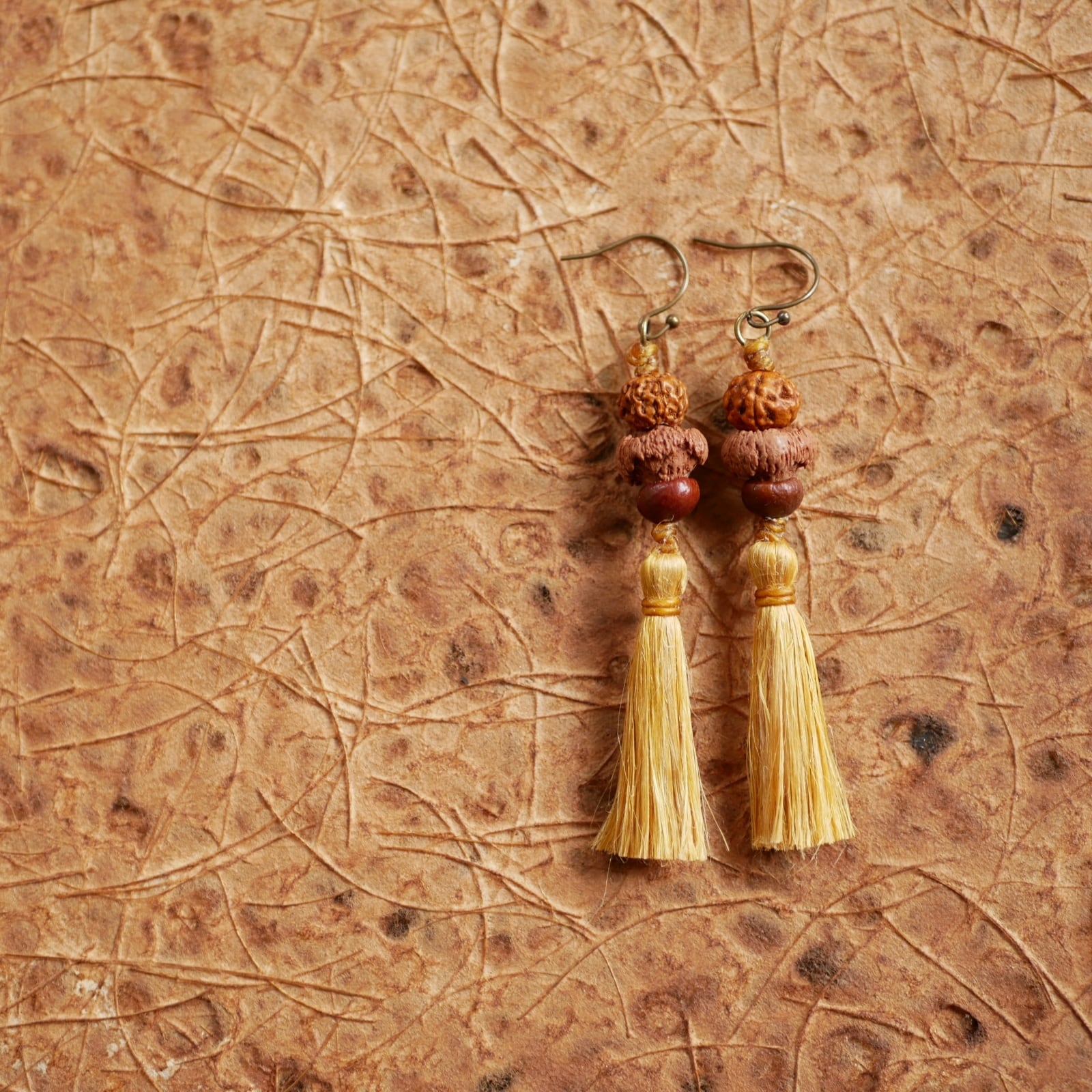 【 精麻 】 玉ねぎ染め精麻×色んな菩提樹ピアス