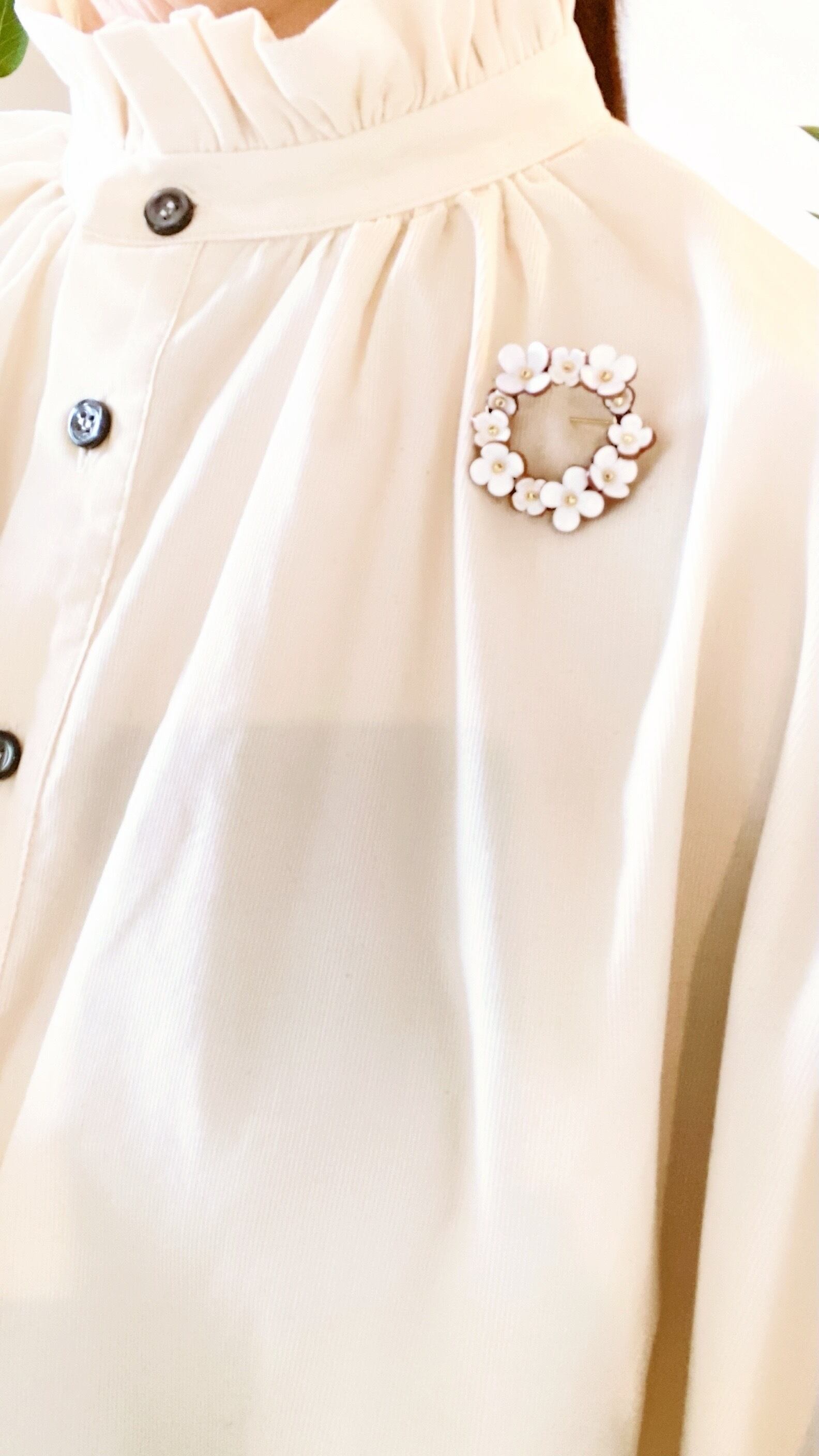 フラワーリースブローチ(花色ホワイト) | Allamanda-leather