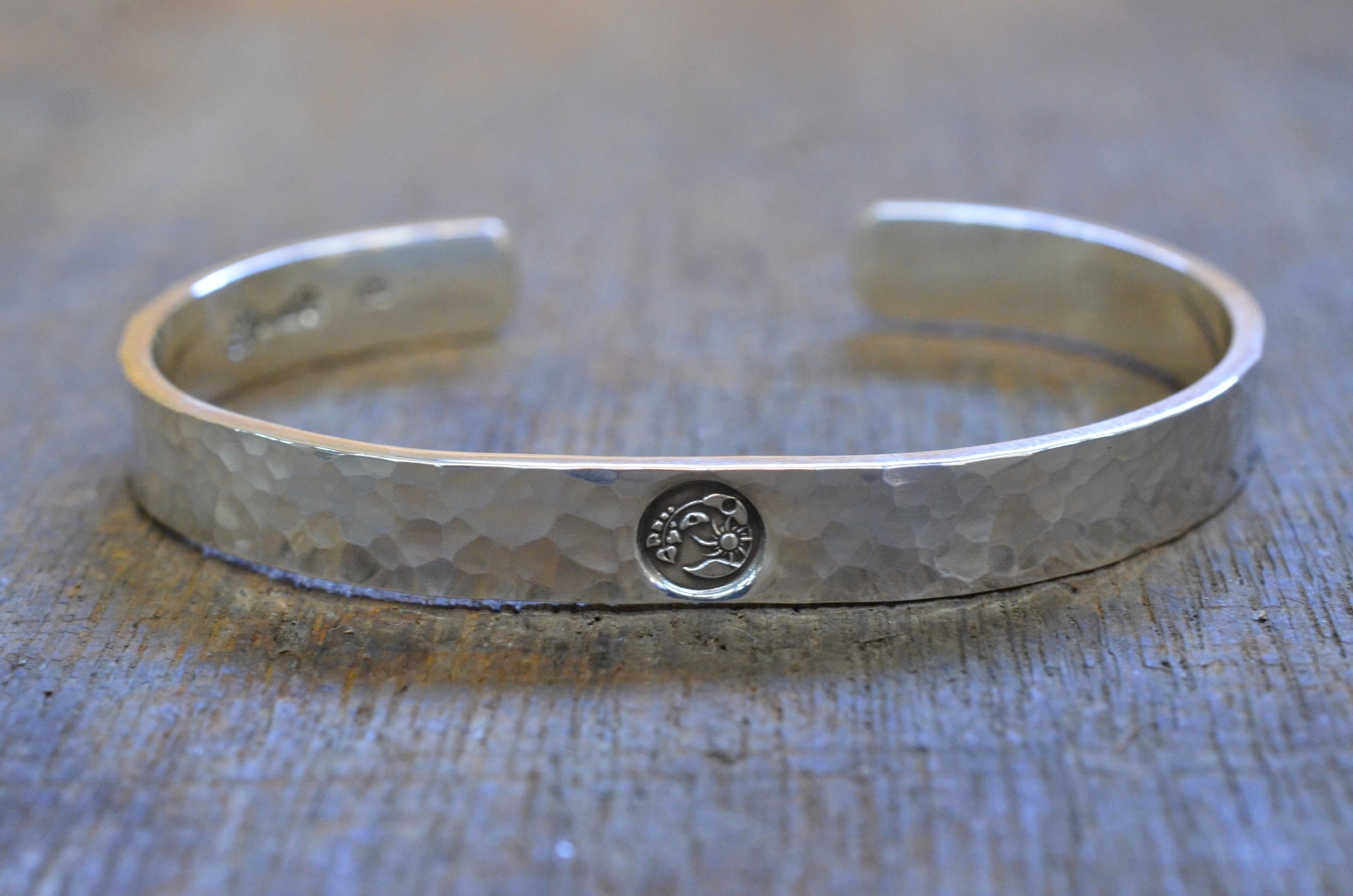 M*O様 バングル　　ブレスレット Hammmered Logo Bangle- M | 彫金工房アルソミトラ