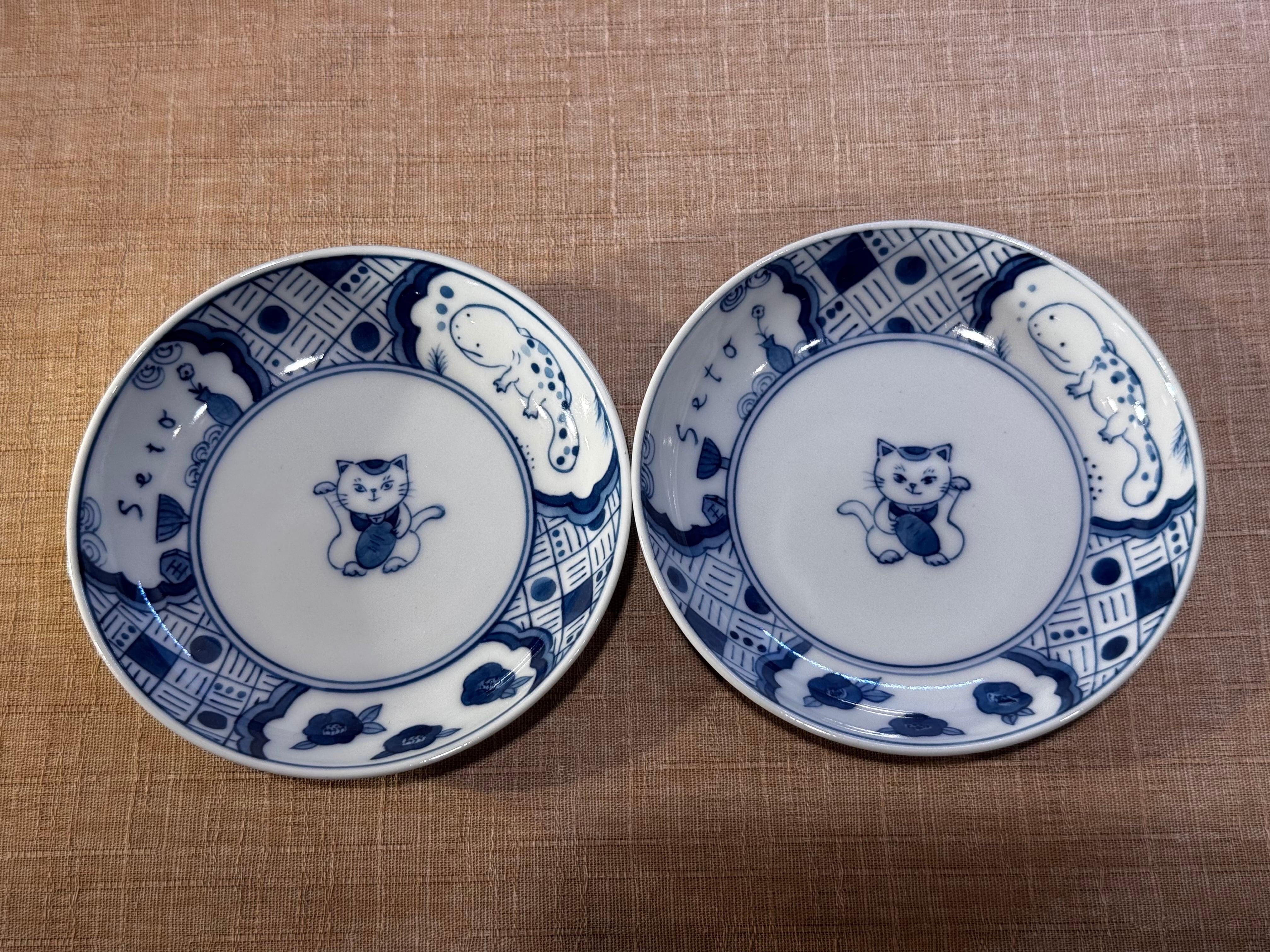 Kone Kone Lab Cue 豆皿「瀬戸招き猫」右手 | 綱具屋SETORe