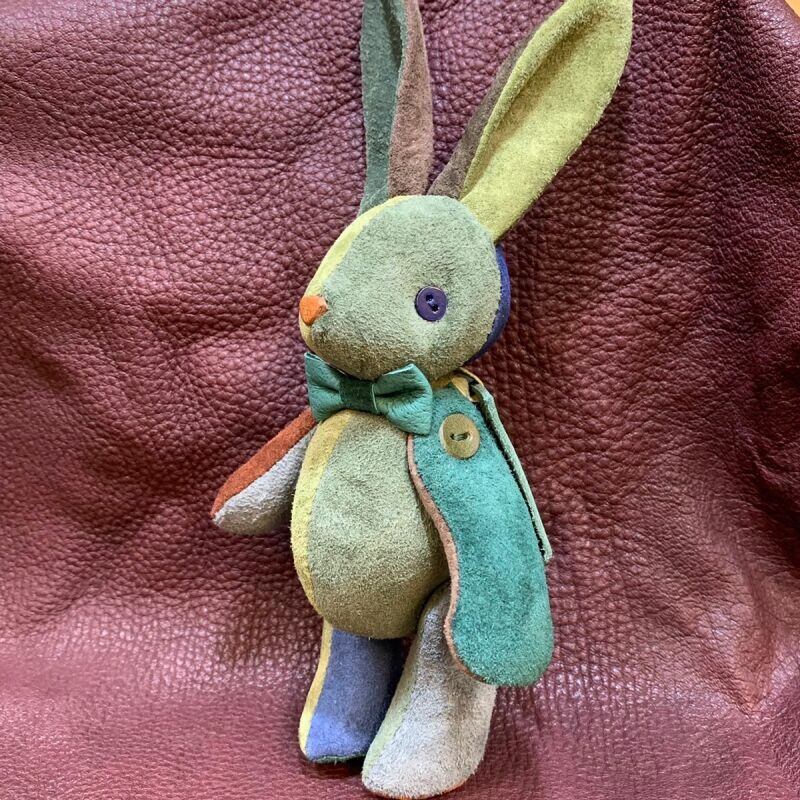ピッグスウェードベルラビ★端革を使ってアップサイクル「ベルズラビット」写真の1点販売です　シックカラフル系