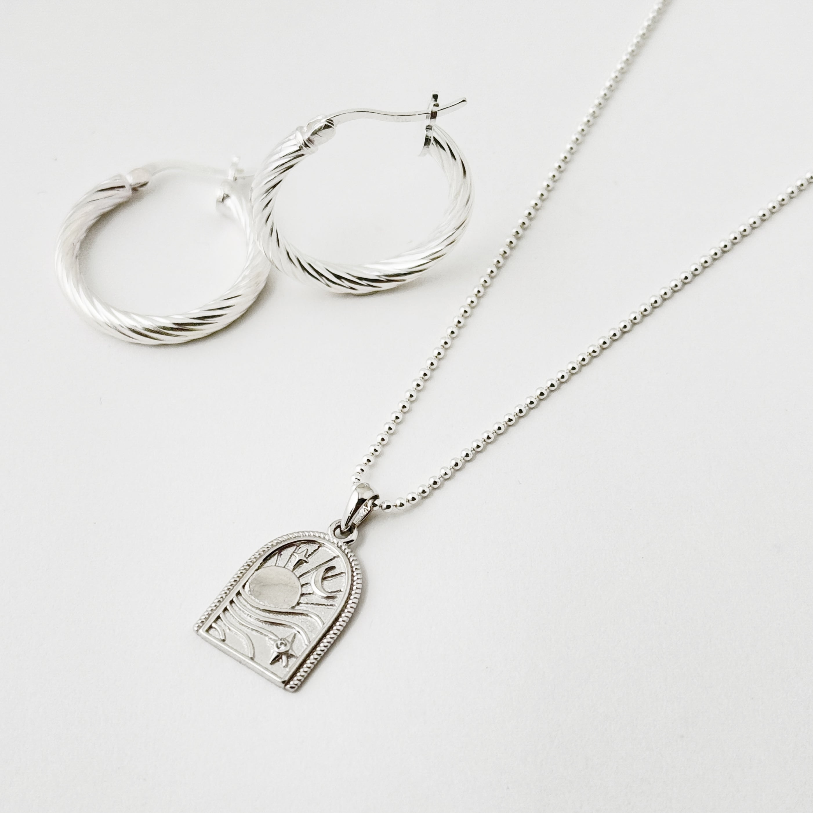 窓から見えた 海の景色 ネックレス 月星 | Marea(マレア) byリトル