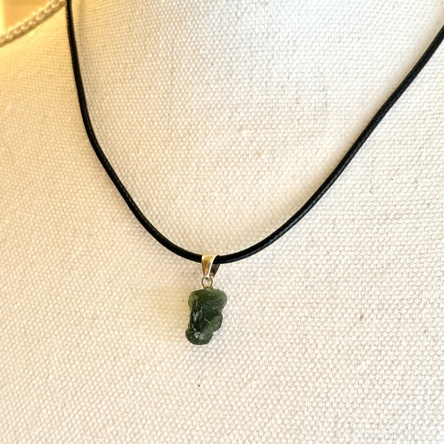 【本場買い付け】【最高品質】【希少石】モルダバイト　ペンダント（革ひも　or　チェーンつき　☆選べます）　NO.8