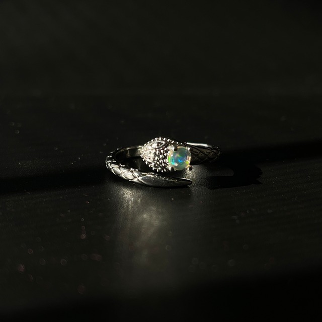 エチオピアオパール スネークリング｜ヘビ｜蛇｜遊色あり｜真鍮製 フリーサイズ｜天然石 指輪