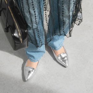 【OT3787】甲浅ポインテッドトゥ ローファー：シルバー 23.0cm【一部難あり】