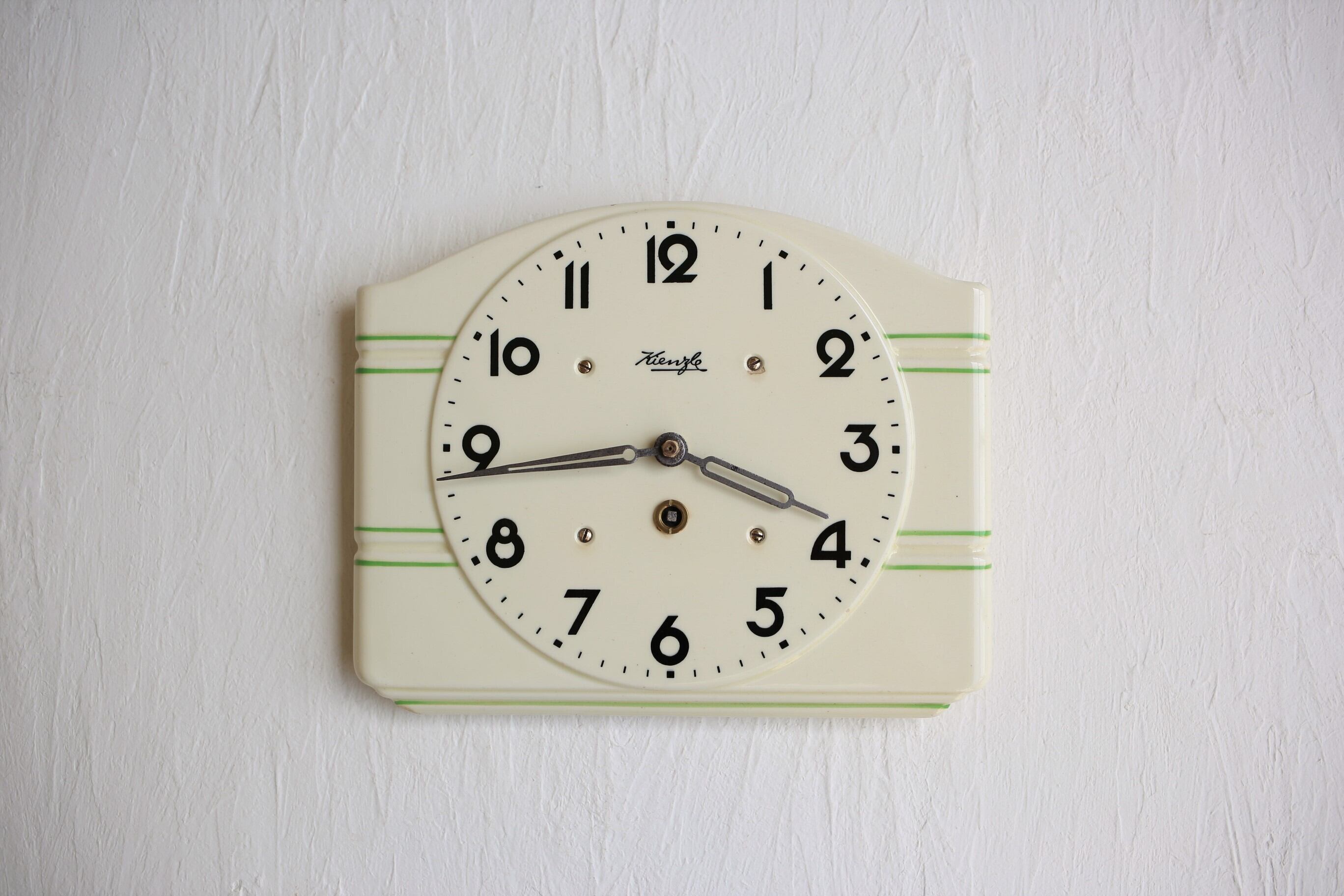 ドイツ アンティーク ヴィンテージ Kienzle 陶器製 小さめ 壁掛け時計 アイボリー×グリーン(電池式クォーツ交換済)N-03110